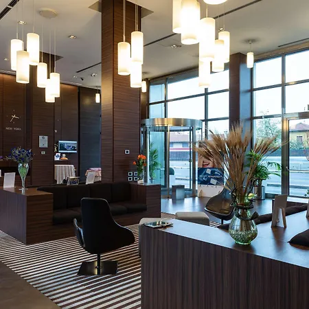 Western Monza E Brianza Palace Hotell 4*